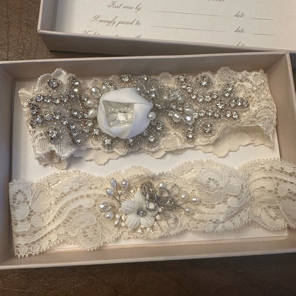 Elegant Bridal Garter Set with Lace and Pearl Details - Picture 3 of 3
